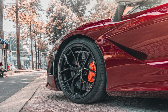 McLaren 720S Spider được trang bị khối động cơ tăng áp kép V8, dung tích 4.0L, sản sinh công suất 720 mã lực và mô-men xoắn 769 Nm