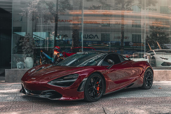 Tính đến thời điểm hiện tại, McLaren 720S đang dần trở thành "siêu xe quốc dân" tại Việt Nam với tổng số lượng xe đang lăn bánh khoảng hơn 10 chiếc, bao gồm cả biến thể mui cứng (Coupe) và biến thể mui trần (Spider). Và chiếc McLaren 720S Spider màu đỏ “máu” siêu cuốn hút trong bài cũng là một trong số đó.