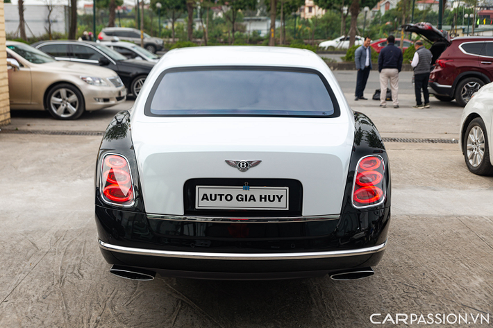 Điểm khác biệt giữa Mulsanne và Phantom nằm ở những đường nét thiết kế trên mẫu xe siêu sang đầu bảng nhà Bentley có xu hướng mềm mại và tinh tế hơn, phù hợp với nhiều đối tượng khách hàng khác nhau.