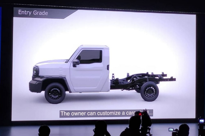 Điểm nhấn đặc biệt nhất của Toyota IMV-0 Concept chính là người dùng có thể lắp thêm các loại thùng phía sau khác nhau cho xe. Theo hãng Toyota, 2 người trưởng thành có thể lắp thêm các kiểu thùng xe khác nhau trong thời gian chưa đến 1 tiếng đồng hồ.