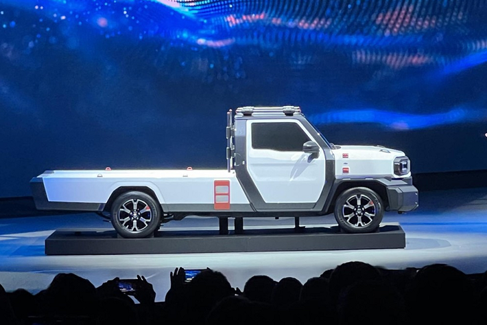 Toyota IMV-0 Concept là mẫu xe bán tải được phát triển tập trung vào sự đa dụng. Đáng tiếc là hãng Toyota không công bố thông số kỹ thuật cụ thể của mẫu xe bán tải này. Trong khi đó, thiết kế ngoại thất của Toyota IMV-0 Concept khá tối giản và đi kèm cabin đơn.