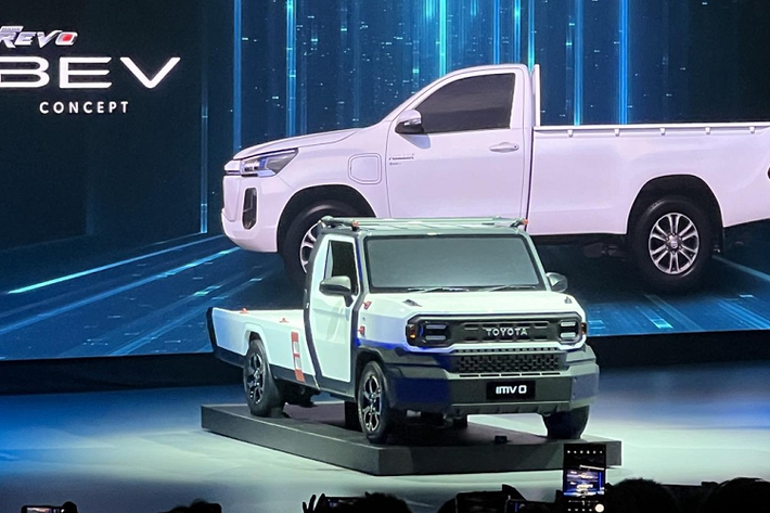 Toyota vừa tổ chức sự kiện kỷ niệm 60 năm có mặt tại thị trường Thái Lan. Sự kiện này có sự góp mặt của ông Akio Toyoda - Chủ tịch tập đoàn Toyota. Trong sự kiện này, hãng Toyota đã gây bất ngờ khi trưng bày hàng loạt mẫu xe concept mới. Trong đó, đáng chú ý là mẫu xe bán tải mang tên Toyota IMV-0 Concept mới.