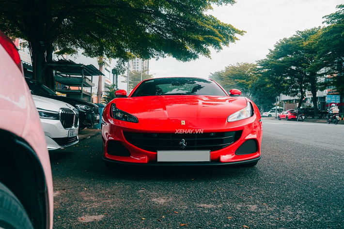 Ferrari Portofino M về Việt Nam vào hồi đầu tháng 8 năm nay, thông qua một người chuyên nhập khẩu siêu xe, xe sang có tiếng tại Sài Gòn. Siêu xe mui trần sở hữu màu sơn ngoại thất đỏ Rosso Corsa đặc trưng của thương hiệu Ý.