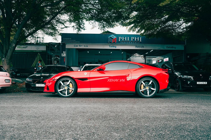 Tổng thể Ferrari Portofino M vẫn mang những nét thiết kế đặc trưng của hãng siêu xe Ý. So với phiên bản tiêu chuẩn, Ferrari Portofino M được nâng cấp nhẹ về ngoại hình với hốc gió hai bên được làm lớn hơn nhằm tăng hiệu quả khí động học. Bộ lưới tản nhiệt cũng được cập nhật với các thanh ngang làm từ nhôm.