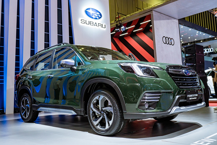 Subaru Forester 2022 hiện cũng đang có khuyến mãi giảm giá tới hàng trăm triệu đồng nhưng khách hàng ký đơn đặt mua tại VMS 2022 sẽ được giảm thêm 10 triệu đồng cho cả 2 phiên bản với giá bán thực tế là 869 triệu đồng cho bản 2.0 i-L và 1,114 tỷ đồng cho bản 2.0 i-S EyeSight. Bên cạnh đó, người dùng sẽ còn được tặng kèm phụ kiện chính hãng là bộ module gập gương lên kính tự động.