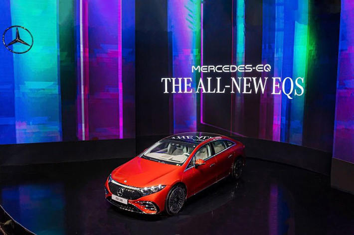 Xuất hiện tại Triển lãm Ô tô Việt Nam (VMS) 2022, Mercedes-Benz EQS 2023 chạy điện chính là tâm điểm của gian trưng bày hãng xe Đức khi chính thức được vén màn và mở bán với 2 phiên bản. Tuy nhiên EQS sẽ không phải là mẫu xe điện duy nhất được Mercedes-Benz Việt Nam đưa về.