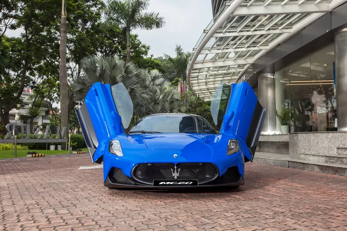 Chiếc Maserati MC20 đầu tiên được bàn giao tại Việt Nam cũng đã được khách hàng lựa chọn màu sắc và tính năng tùy chọn phù hợp với phong cách và sở thích riêng. Mức giá xe Maserati MC20 chính hãng hiện có mức giá khởi điểm từ hơn 16 tỷ đồng.