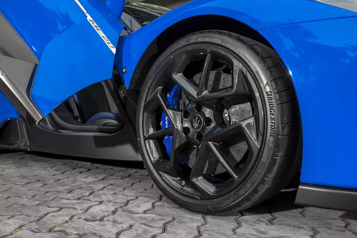 MC được viết tắt từ Maserati Corse – bộ phận sản xuất xe hiệu năng cao của hãng xe Ý, còn số 20 lấy từ năm 2020, cái tên ý nghĩa này cho thấy với thương hiệu cây đinh ba, Maserati MC20 là sản phẩm quan trọng, đánh dấu cột mốc phát triển mới của hãng.