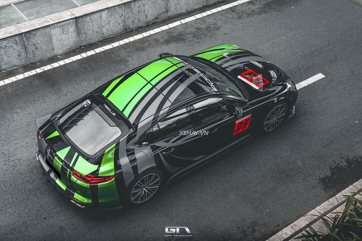 Những chi tiết còn lại của Porsche Panamera Turbo vẫn tương tự như các Panamera Turbo khác ở Việt Nam. Trong đó, cánh gió thể thao ở phía sau la đáng chú ý nhất, cánh gió này có thiết kế tách ra khỏi thân xe, nâng lên cao tăng lực ép khi vận hành ở tốc độ cao và có thể đóng/mở bằng nút bấm bên trong xe.