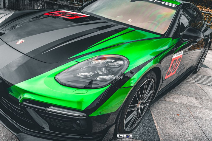 Cung cấp sức mạnh cho Porsche Panamera Turbo là cỗ máy tăng áp kép V8 4.0L, cho công suất 550 mã lực và mô-men xoắn cực đại 770Nm, giúp xe tăng tốc từ 0-100 km trong 3,8 giây, với gói kích hoạt chức năng thể thao Sport Chrono Package, thời gian tăng tốc chỉ còn 3,6 giây. Tốc độ tối đa của xe là 306 km/h.