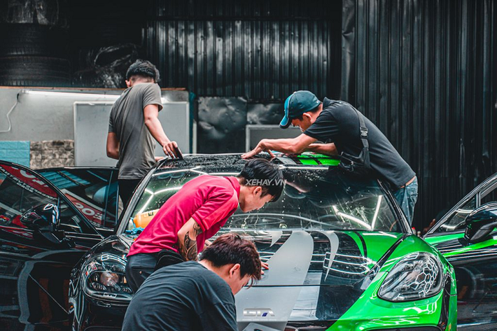 Tiếp đến là phần nắp ca-pô và hai bên cửa xe có thêm số 88, giúp cho chiếc Porsche Panamera Turbo trở nên ấn tượng hơn.