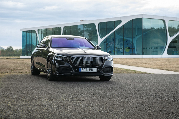 Tốc độ tối đa giới hạn điện tử đạt 250 km/h. Ngoài ra, bản độ Brabus 600 Masterpiece có thể hạ gầm thêm 20cm nhờ hệ thống treo khí nén được bổ sung mô-đun Barbus SportXtra.