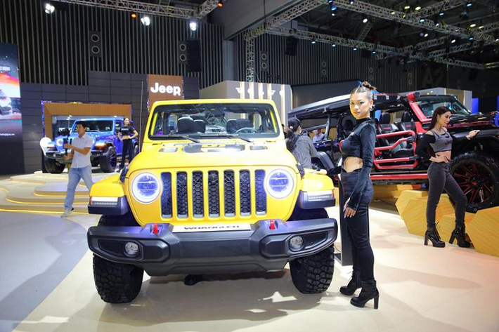 Đúng như tên gọi, Grand Cherokee L là phiên bản kéo dài so với Grand Cherokee. Nếu như bản thường cạnh tranh với BMW X5 thì bản L lại cạnh tranh với BMW X7 bởi có kích thước gần tương đương. Số đo dài x rộng của Grand Cherokee L là 5.204 x 1.979mm.