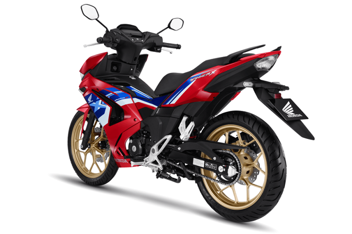Tiếp tục được trang bị như phiên bản Đặc biệt và Thể thao trước đó, phiên bản thể thao Winner X mới vẫn trang bị cổng sạc USB loại A có nắp chống nước hỗ trợ người lái, đặc biệt trên những đoạn đường xa. Mặt đồng hồ kỹ thuật số dạng âm bản hiện đại nhỏ gọn mang lại tầm nhìn xuất sắc trong mọi điều kiện ánh sáng.