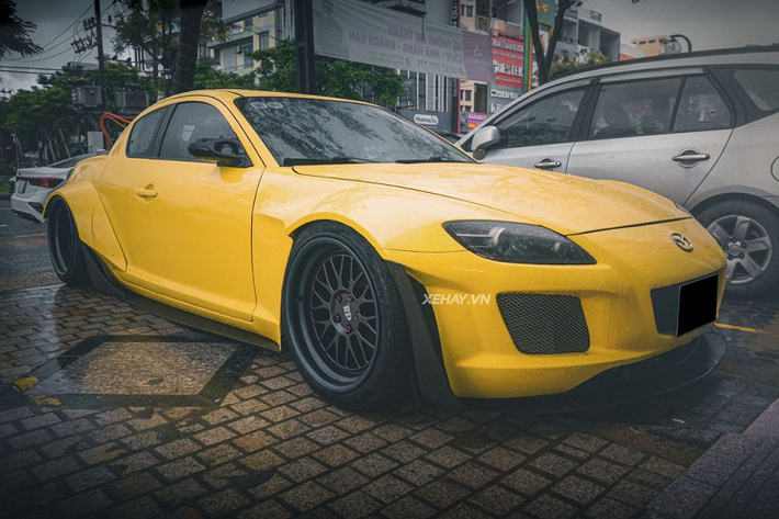 Là một chiếc quad-coupe thể thao, Mazda RX-8 có 2 cửa chính cùng 2 cửa phụ bé mở ngược dành cho hàng ghế phía sau. Điều này giúp cho không gian có cảm giác rộng rãi mặc dù xe có kích thước khiêm tốn, hàng ghế sau khá chật và chỉ phù hợp cho trẻ nhỏ.