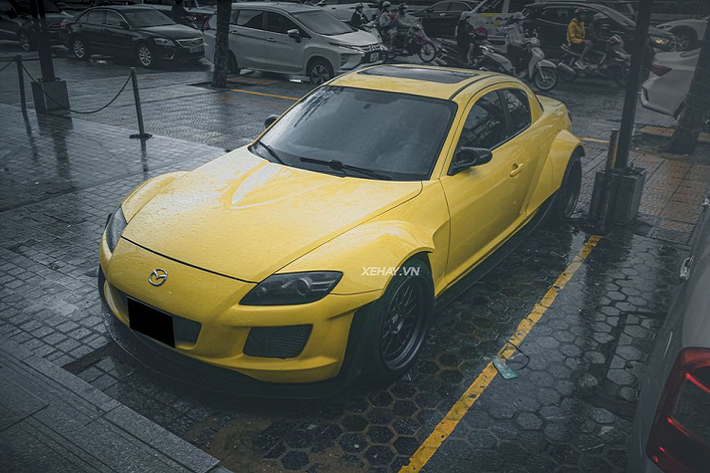 Được sản xuất trong khoảng từ năm 2001-2012, Mazda RX-8 hàng hiếm này là mẫu xe kế nhiệm "huyền thoại" RX-7, vốn đã bị ngừng sản xuất từ năm 2002. Tuy nhiên, Mazda RX-8 kém thành công hơn về doanh số do không thể vượt qua cái bóng của mẫu xe tiền nhiệm Mazda RX-7 và sự quay lưng của người tiêu dùng phổ thông với dòng xe sử dụng động cơ xoay wankel.