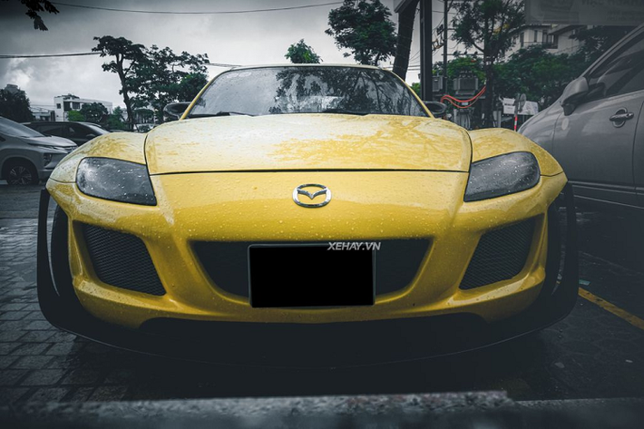 Nhưng đối với những người đam mê xe thực sự, trải nghiệm mà chiếc xe cân bằng tuyệt đối 50:50 này mang lại có sức hút riêng không thể nhầm lẫn. Chiếc Mazda RX-8 tại Sài Gòn này có chiều dài, chiều rộng lần lượt là 4.427 mm và 1.770 mm – khá nhỏ nhắn so với một chiếc xe thể thao 4 chỗ.