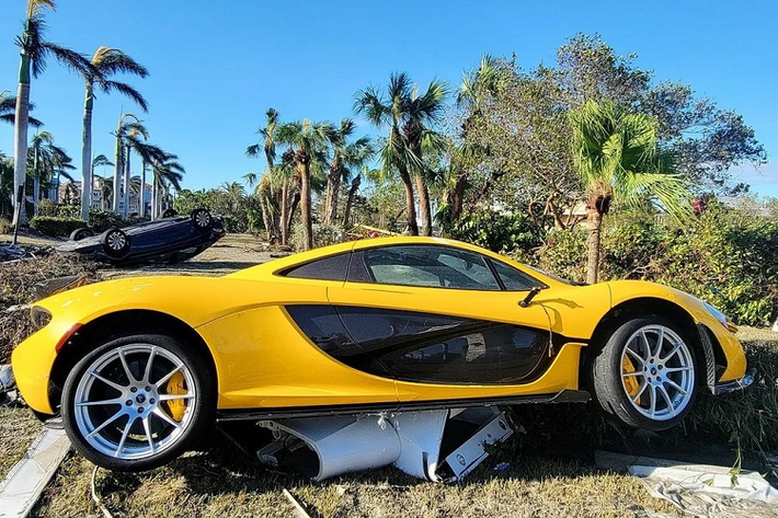 Ngoài ra, một chiếc xe thể thao mui trần Aston Martin DB11 Volante nằm ngổn ngang với nửa đuôi xe nằm hẳn dưới vũng nước. Nhiều khả năng khoang lái xe cũng bị nước lũ nhấn chìm. 2 chiếc xe Ferrari với ảnh chụp nội thất đầy bùn đất.
