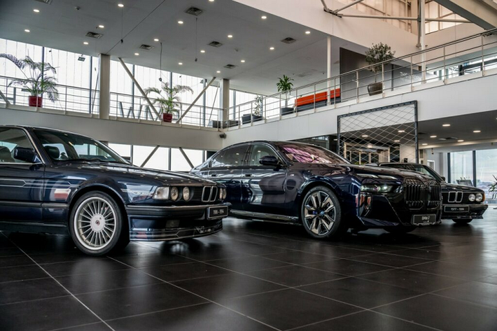 Mẫu xe ấn tượng tiếp theo chính là E65 với những trang bị hiện đại như iDrive, màn hình hiển thị trên kính chắn gió, hệ thống quan sát ban đêm và cửa hít. F01 ra mắt sau với dẫn động 4 bánh xDrive và tích hợp trình duyệt web. Sau đó là G11 với đèn pha Laser và nền tảng tiên tiến sử dụng nhựa gia cố sợi carbon.