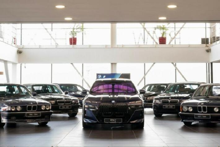 Sự kiện cả dàn xe BMW 7-Series từ cổ chí kim xuất hiện ngoạn mục này, là một phần điểm nhấn được thiết kế để chào mừng màn ra mắt của chiếc xe điện i7 mới ở quốc gia Đông Âu.