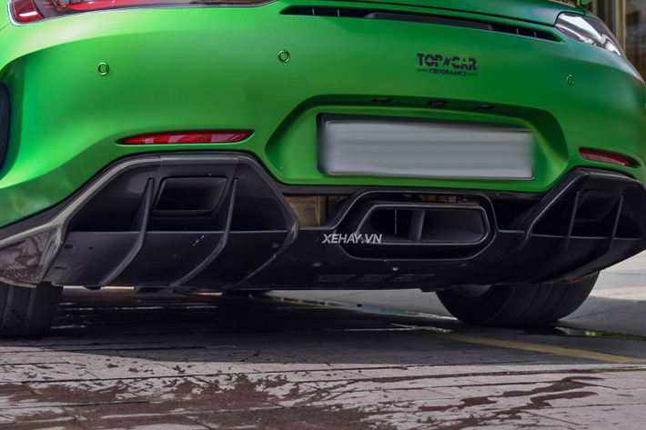 Ngoài các trang bị an toàn cơ bản của Mercedes-Benz, AMG GT R còn có thêm các công nghệ phục vụ cho việc đua gồm hệ thống treo AMG Drive Control, hệ thống lái trợ lực điện thể thao AMG, Khóa vi sai chống trượt cho cầu sau AMG, điều khiển lực kéo 9 cấp độ AMG Traction Control,…