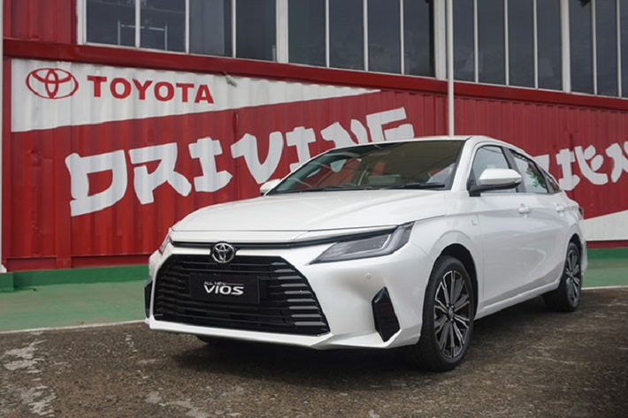Toyota Vios 2023 sử dụng động cơ xăng 4 xi-lanh 1.2L, công suất 94 mã lực tại 6.000 vòng/phút và mô-men xoắn 110 Nm tại 4.400 vòng/phút, kết hợp với hộp số tự động vô cấp Super CVT-I và hệ dẫn động cầu trước.