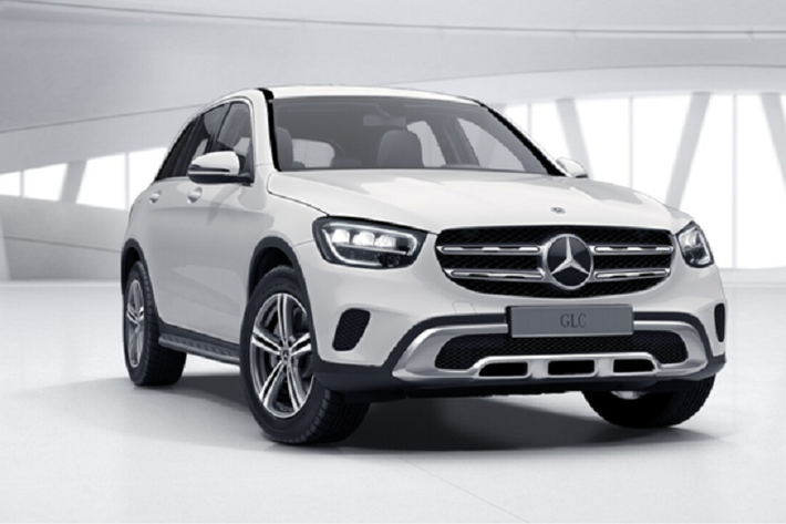 GLC được đánh giá là mẫu xe khá toàn diện với khoang lái thiết kế sang trọng cùng các tính năng thông tin giải trí công nghệ cao. Tuy nhiên, không gian nội thất khá khiêm tốn so với các đối thủ trong phân khúc là một nhược điểm lớn của mẫu SUV này.