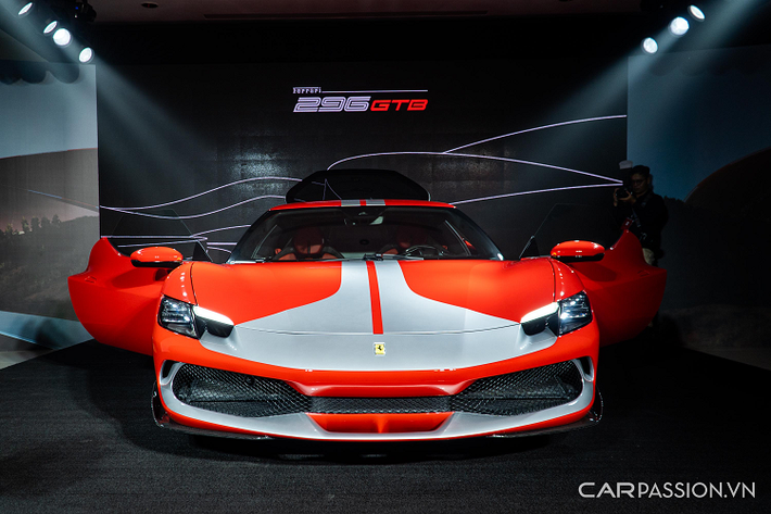 Chiếc siêu xe hybrid của hãng ngựa chồm - Ferrari 296 GTB chính thức ra mắt tại đại lý Ferrari Việt Nam (toạ lạc quận 7, TP.HCM). Trước đó, Ferrari 296 GTB và phiên bản hiệu suất cao 296 GTS đã được ra mắt tại các thị trường lớn trọng điểm ở Đông Nam Á như Malaysia, Singapore và Thái Lan.