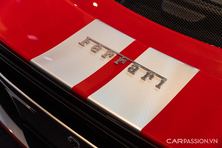 Siêu xe Ferrari 296 GTB chính hãng đầu tiên có ngoại thất sơn tông màu đỏ với các điểm nhấn chi tiết sơn đen, có thêm carbon và bộ mâm 10 chấu đơn bằng carbon.