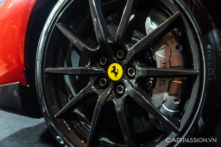 Siêu xe Ferrari 296 GTB trang bị động cơ xăng V6 kết hợp hệ truyền động plug-in hybrid, dung tích 2.9 lít cho công suất tối đa 654 mã lực và động cơ điện bổ sung thêm 164 mã lực; tổng công suất 818 mã lực.