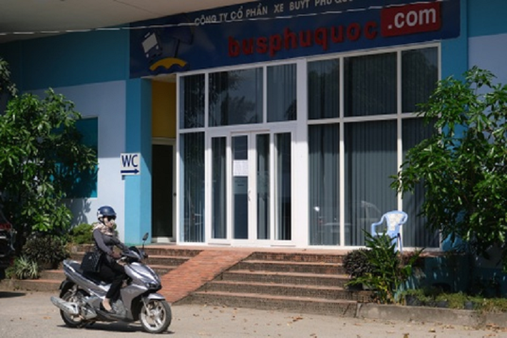 Trước đó, tháng 5/2020, Chủ tịch UBND tỉnh Kiên Giang đã ký quyết định xử phạt 280 triệu đồng đối với Công ty cổ phần xe buýt Phú Quốc vì đã xây dựng trái phép nhà điều hành bến xe buýt, nhà bảo dưỡng xe, căn tin, nhà bảo vệ... trên khu đất của Nhà nước. Đồng thời ngành chức năng buộc đơn vị vi phạm tháo dỡ các công trình này, khôi phục lại hiện trạng ban đầu. Tuy nhiên đến nay, việc này vẫn chưa được thực hiện.