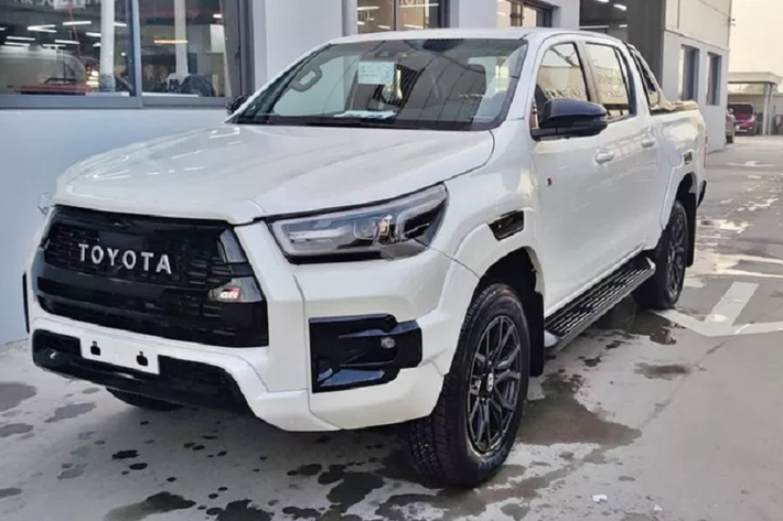 Toyota Hilux GR Sport 2.8 4x4 AT 2022 mới ra mắt đầu tiên tại thị trường Thái Lan vào tháng 8/2021. Phiên bản thể thao và cao cấp nhất của dòng bán tải Toyota Hilux được dự định cũng sẽ bán tại Việt Nam vào đầu năm 2022.