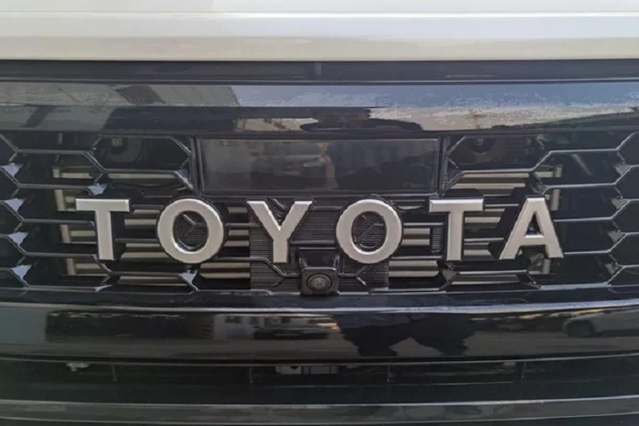 Ngoại thất của Toyota Hilux GR Sport sở hữu phong cách thiết kế thể thao, hầm hố khi được thiết kế bởi Toyota Gazoo Racing. Xe sở hữu cụm lưới tản nhiệt góc cạnh và trang bị logo chữ “TOYOTA”. Các chi tiết như Cụm lưới tản nhiệt, cản trước và ốp đèn sương mù được sơn màu đen bóng.