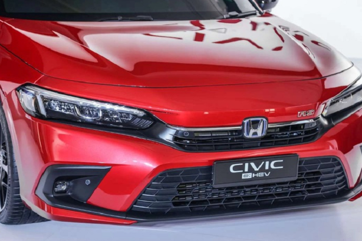 So với các biến thể dùng động cơ xăng, Civic e:HEV mới được bổ sung thêm bảng đồng hồ dạng màn hình kỹ thuật số 10,25 inch, điều hoà 2 vùng tự động và sạc không dây.