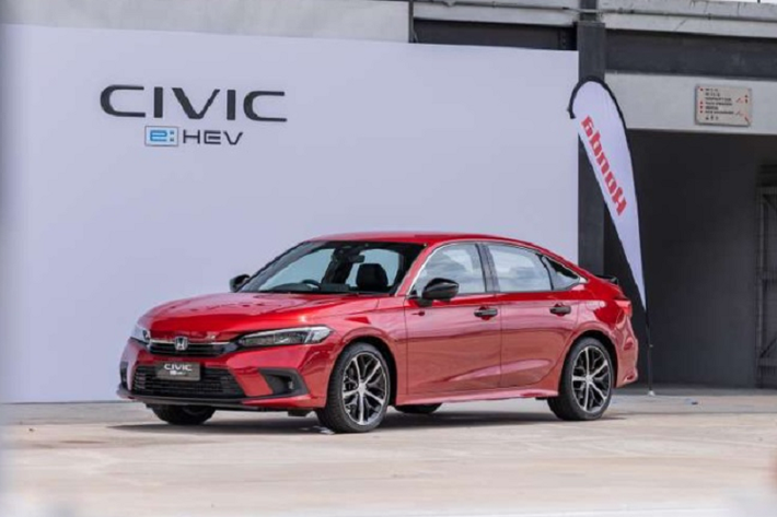 Honda Civic e:HEV 2023 mới tại Malaysia sở hữu số đo 3 vòng dài x rộng x cao tương ứng 4.678 x 1.802 x 1.415 mm và chiều dài cơ sở 2.734 mm. Các thông số này tương tự phiên bản thường, song khoảng sáng gầm tăng thêm 2 mm lên 126 mm