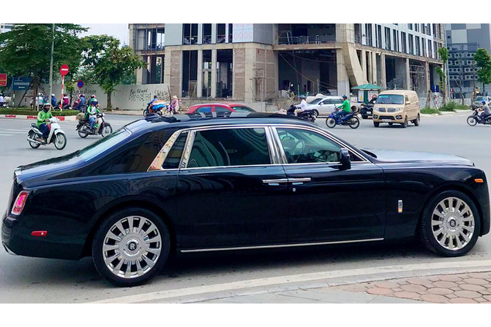 Bước sang thế hệ mới, Phantom VIII có một số thay đổi đáng chú ý như: lưới tản nhiệt tinh chỉnh lại, cụm đèn pha laser thiết kế hoàn toàn mới được bao bọc bởi dải đèn ngày LED mang đến tầm chiếu xa lên đến 600 m vào ban đêm, logo Spirit of Ecstasy của xe nằm cao hơn gần 12 mm trên nắp capô và cuối cùng là cụm đèn hậu thiết kế mới.