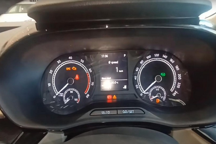 Với bản Style, Skoda Slavia có thêm sạc điện thoại không dây, ghế bọc giả da, ghế trước thông hơi, công nghệ kết nối MySKODA, ghế phụ lái chỉnh độ cao và gương chiếu hậu chống chói. Trong khi đó, bản Style có cửa sổ trời được bổ sung bảng đồng hồ kỹ thuật số 8 inch và loa trầm. Trước đây, vào thời điểm mới ra mắt, Skoda Slavia từ bản Ambition trở lên vốn dùng màn hình cảm ứng trung tâm 10 inch.