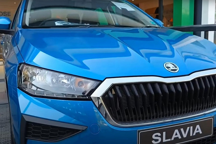 Tại thị trường Ấn Độ, Skoda Slavia được chia thành 4 phiên bản là Active, Ambition, Style và Style có cửa sổ trời. Dù ở phiên bản nào, xe cũng sở hữu ngoại hình có những nét đặc trưng của thương hiệu Skoda như lưới tản nhiệt hình lục giác với những nan nằm dọc sơn đen và viền mạ crôm. Thêm vào đó là cụm đèn pha khá to bản, hốc gió trung tâm rộng trên cản trước và nắp ca-pô dập gân thể thao.