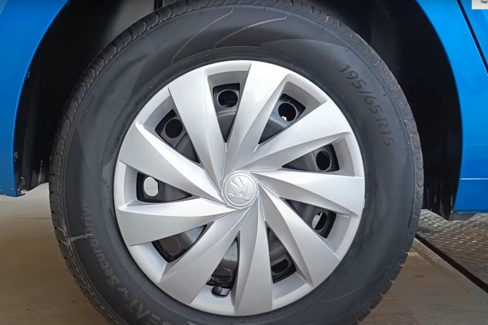 Bên sườn, Skoda Slavia có thêm 2 đường gân dập nổi kéo dài từ đèn pha và chắn bùn trước đến đèn hậu trong khi gương ngoại thất nằm trên cột A. Đằng sau xe xuất hiện cụm đèn hậu hình chữ "C", cửa cốp tích hợp cánh gió vuốt nhẹ và hốc gió giả trên cản sau.