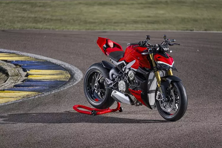 Tại Mỹ, Ducati Streetfighter V4 2023 có giá khởi điểm 22.454 USD (khoảng 557 triệu đồng) cho bản tiêu chuẩn, V4 S có giá từ 25.677 USD (khoảng 637 triệu đồng) và bản cao nhất V4 SP được bán với giá từ 34.565 USD (khoảng 858 triệu đồng). Streetfighter V4 và V4 S sẽ được giao hàng từ tháng 1/2023, phiên bản V4 SP phải đợi đến tháng 3/2023.