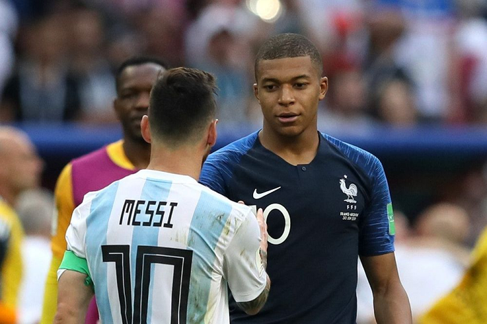 Kết thúc trận đấu, Messi và các đồng đội đã đăng quang tại World Cup 2022 sau khi đánh bại “những chú gà trống Gô-loa” bằng loạt sút luân lưu nghẹt thở. Với tầm ảnh hưởng và sự xuất sắc của mình, cả Mbappe và Messi đều là những cái tên có mức thu nhập cao nhất nhì giới cầu thủ.