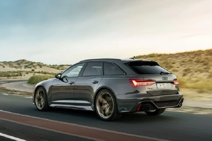 Các vòng tròn Audi và tên kiểu xe có thể được tùy chọn sơn chrome hoặc đen. Mức giá xe Audi RS6 và RS7 Performance 2023 hiệu suất cao này đều được bán ra từ 135.000 Euro (tương đương 3,4 tỷ đồng).