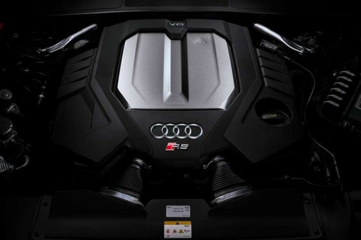 Kết quả là cả hai mẫu xe hiệu suất cao này đều tăng tốc từ 0-100 km/h trong 3,4 giây, nhanh hơn 0,2 giây so với RS6 Avant và RS7 Sportback tiêu chuẩn. Audi đã trang bị cho Audi RS6 và RS7 Performance hiệu năng cao bộ vi sai trung tâm tự khóa mới, phân phối lực 40:60 giữa bánh trước và bánh sau.