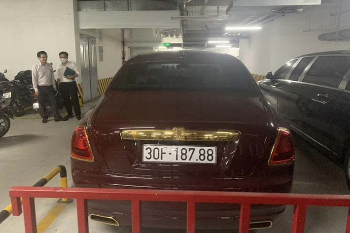 Đơn vị chịu trách nhiệm chính trong việc đấu giá xe Rolls-Royce Ghost dát vàng cho biết giá khởi điểm sẽ là 10 tỷ đồng, bước giá là 50 triệu đồng và người muốn đấu giá ngoài việc mua hồ sơ 500.000 đồng còn phải cọc số tiền 2 tỷ đồng. Thời gian xem xe là ngày 20 và 21/10/2022 tại một showroom kinh doanh xe sang ở Hà Nội.