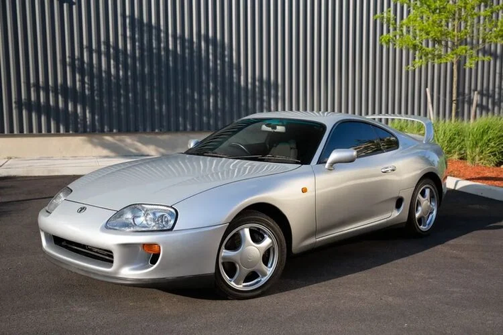 Toyota, Honda, Mazda, Mitsubishi, Nissan và Subaru đều là những cái tên tiêu biểu trong văn hóa chơi xe JDM, mặc dù những chiếc xe thể thao đến từ Nhật không quá mạnh như xe Mỹ hay Châu Âu nhưng nó lại có những nét thiết kế rất riêng của từng hãng, dần nó đã trở thành những chiếc xe thể thao đường phố cực kỳ nổi tiếng.