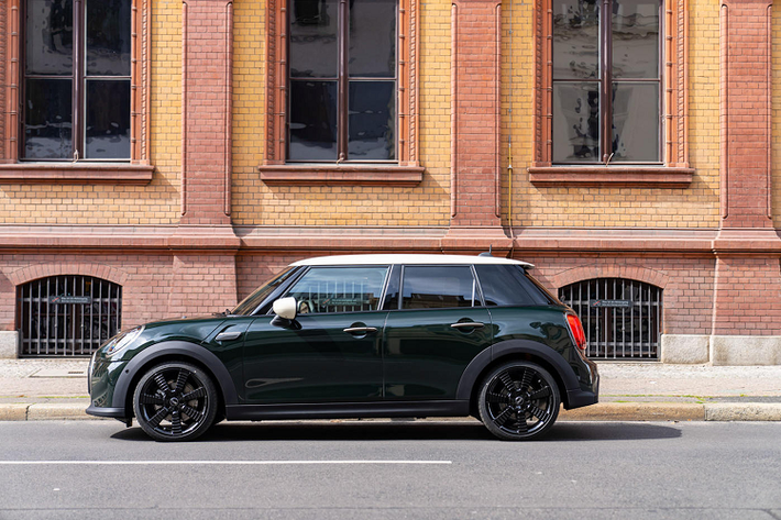 MINI Cooper S 5-Cửa Resolute Edition mới sở hữu thiết kế nổi bật theo triết lý tối giản hóa. Việc sử dụng cách phối màu truyền thống và lược bỏ đi các chi tiết mạ crôm cổ điển, sẽ giúp xe có thiết kế đơn giản, hiện đại và thân thiện hơn với người dùng, đây cũng chính là định hướng thiết kế của MINI cho các mẫu xe mới trong tương lai.
