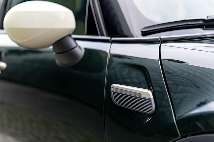 MINI Cooper S 5-Cửa Resolute Edition được trang bị hệ điều hành mới nhất giúp tối ưu hóa các ứng dụng và người lái thao tác dễ dàng hơn. Màn hình cảm ứng trung tâm 8.8-inch hiển thị rõ nét, cảm ứng mượt mà và có kết nối Apple CarPlay không dây. Hệ thống giải trí cao cấp với loa Hi-Fi Harman Kardon được trang bị tiêu chuẩn – 12 loa, hiệu suất 360W tạo ra âm thanh sống động và chân thực.