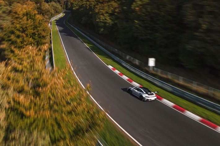 Mới đây, chiếc Porsche 911 GT3 RS 2023 đã hoàn thành vòng đua Nurburgring với thời gian vỏn vẹn 6 phút, nhanh hơn 10,6 giây so với phiên bản 911 GT3 tiêu chuẩn. Đồng thời, với thành tích này, 911 GT3 RS mới trở thành mẫu xe thương mại sử dụng động cơ hút khí tự nhiên hoàn thành vòng đua này nhanh nhất thế giới.