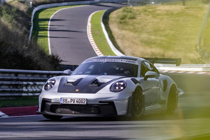 Thành tích của 911 GT3 RS kém 6 giây so với 911 GT2 RS – mẫu xe nhanh nhất lịch sử Porsche và chậm hơn Mercedes-AMG GT Black Series chỉ 1 giây, tuy nhiên 2 mẫu xe trên sử dụng động cơ có công suất mạnh hơn 911 GT3 RS khá nhiều.