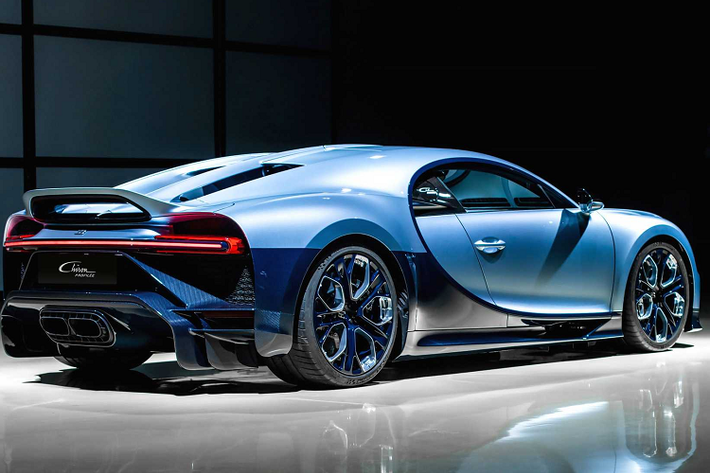 Bugatti đã sơn chiếc xe có một không hai này bằng màu Argent Atlantique độc quyền kết hợp với sợi carbon lộ ra ngoài với tông màu Bleu Royal Carbon cho phần thân dưới